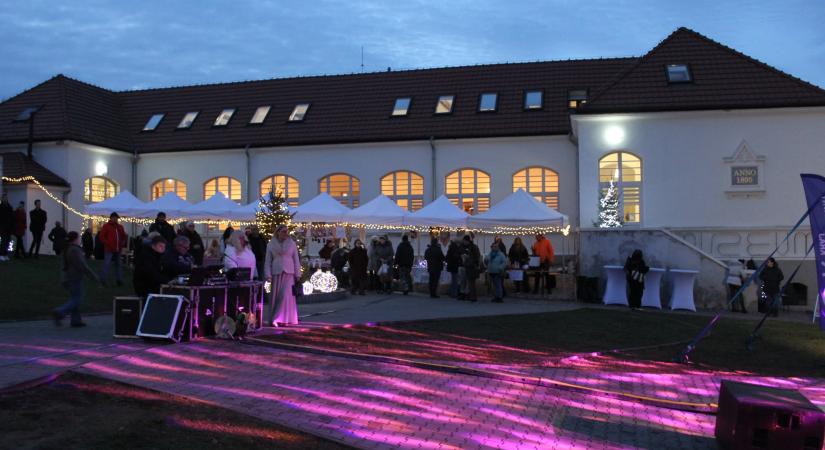 Zene és tánc, tűz, bor és káposztaleves – Karácsonyi kirakodóvásár Királyhelmecen (Képekkel)