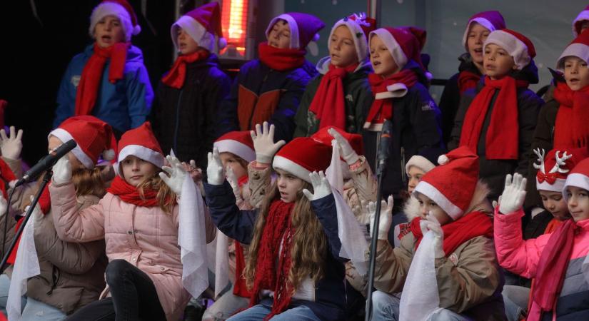 Apró mikulások varázsolták szebbé a hétfő délelőttöt