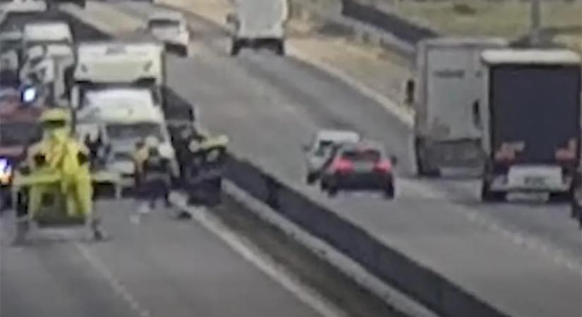 Bamba birkaként bámulta a balesetet, ő is pórul járt az M4-esen - videó