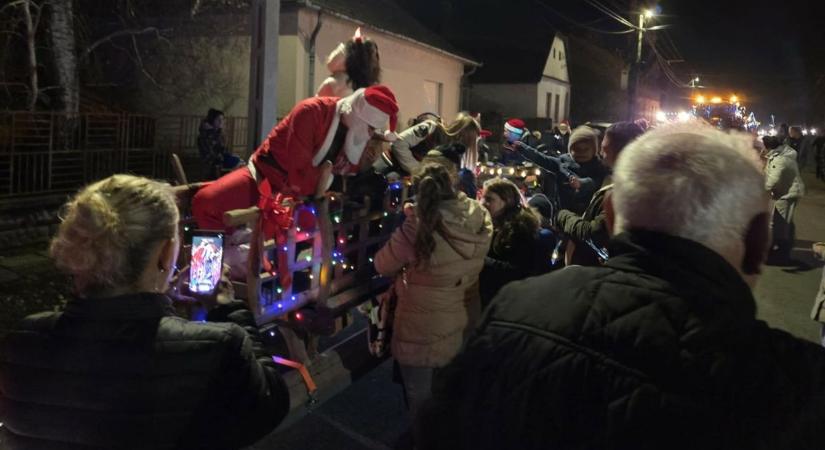 Quad húzta a vonatot, a Mikulás szánon érkezett – ilyen ünnepet ritkán látni!