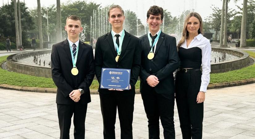 Aranyat nyertek a szegedi és mórahalmi diákok Kínában, a világ élmezőnyébe törtek a Neumann Kupán