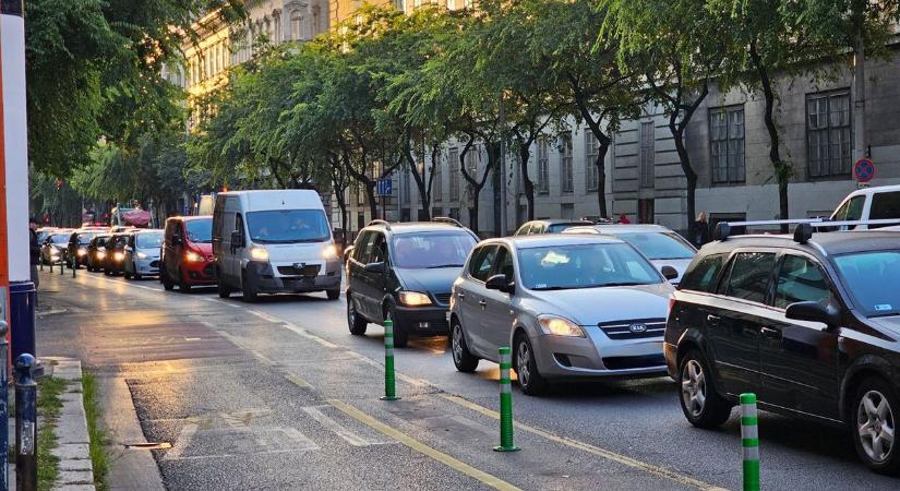 Rengetegen fellélegezhetnek, megszabadulnak Karácsony zöld karóitól Budapest egyik legforgalmasabb útján