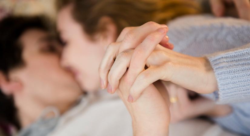 Összebújós esték, kellemetlen következmények – ezért gyakori a húgyúti fertőzés