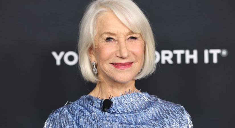 A hét szettje: a 80 éves Helen Mirren jégkék ruhája az új téli trend legszebb hírnöke