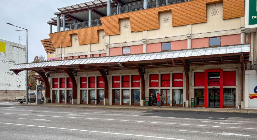 Hamarosan nyit az új bolt a Pelikán Plázában, már a dátumot is sejtik