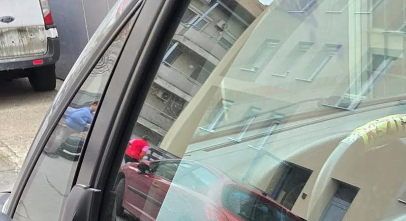 Megdöbbentő emlékeztető egy magyar autós kormányán, ő is köztünk jár - fotók