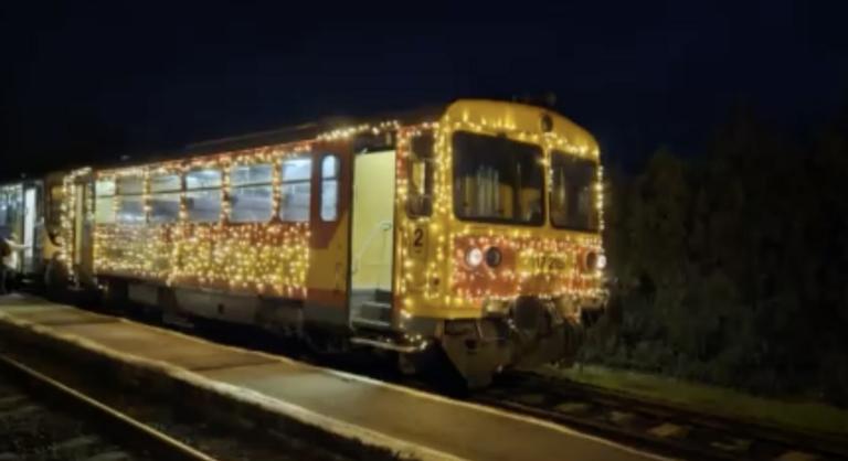 Hiába vártak a szülők és a gyerekek a MÁV fényvonatjára Tiszafürednél, lerobbant az ünnepi kocsi