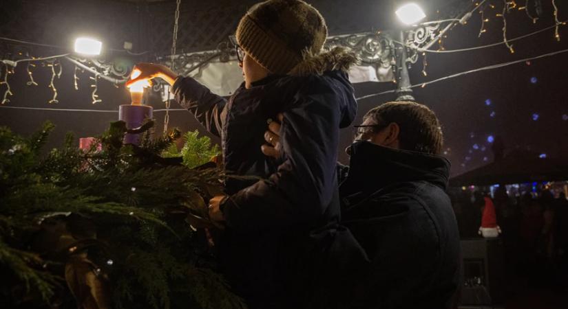 A remény gyertyája is fellobbant a város adventi koszorúján