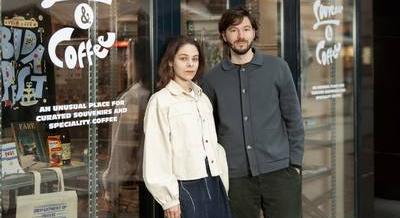 A kínai kulcstartónak és a fröccsöntött hűtőmágnesnek vége – Köszi, Souvenir & Coffee!