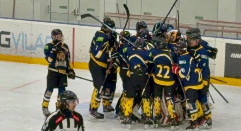 Fiatalok a jégen: szépen menetelnek az óriások