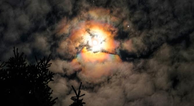 Holdkoszorú mellett díszelgett a Jupiter