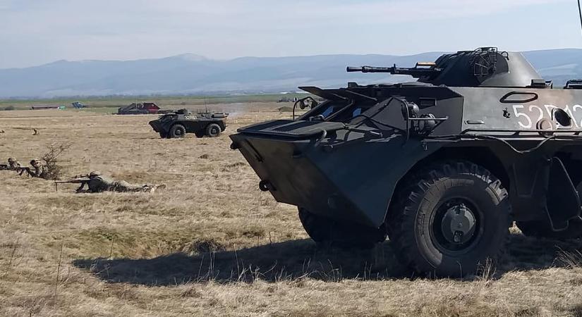 Ünnepi kontraszt: míg Sepsiszentgyörgy csendes ünnepekre készül, a hadsereg lövöldöz