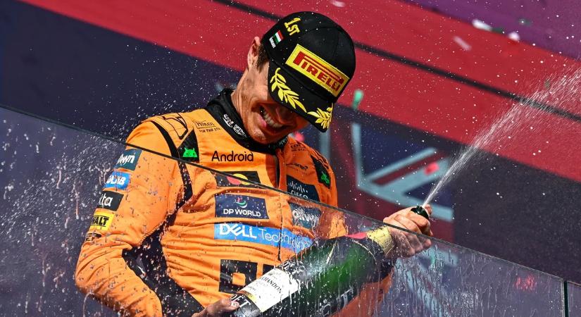 Érzelmekkel telve: forró csókkal ünnepelt az F1 új világbajnoka