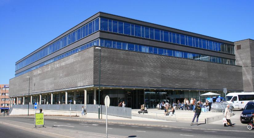 Lövések egy forgalmas bevásárlóközpontban, elfogták a 19 éves gyanúsítottat Oslóban