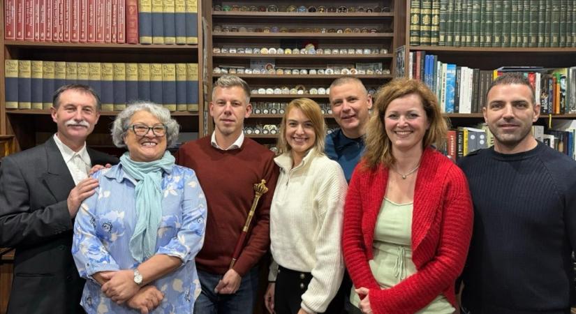 Ez még Magyar Pétertől is túlzás – jogarral fotózkodik, királynak hiszi magát