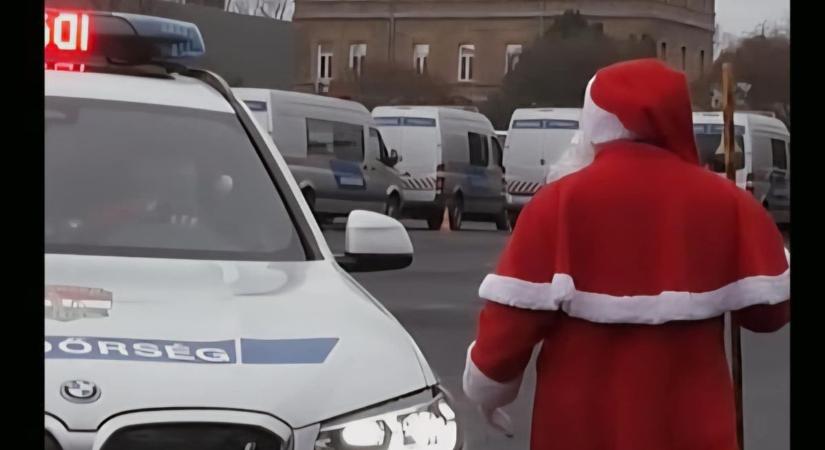 Napi cuki: Így viccelte meg a Grincs a rendőrség Mikulását (videó)