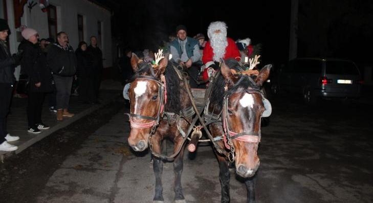II. Gyertyagyújtás és lovaskocsikázás a Mikulással 