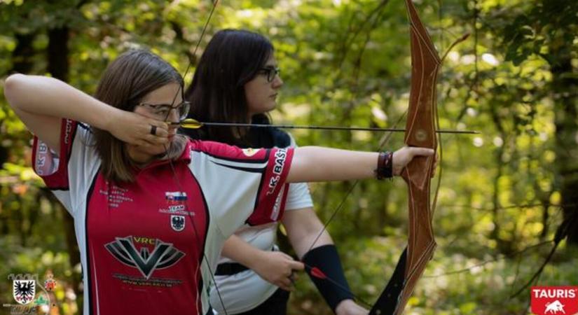 Helyükön maradtak a nyílvesszők az esőzuhatagban
