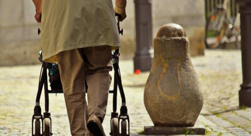Fellélegezhetnek a nyugdíjasok: kevesebbet kell fizetni a kasszáknál decemberben