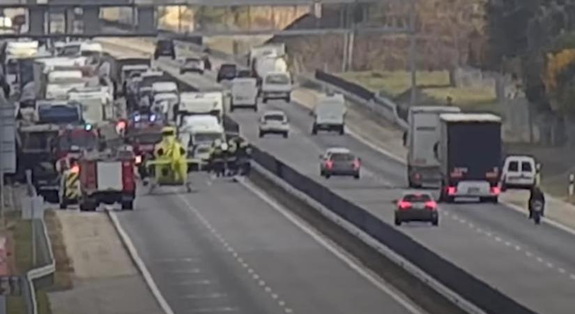 Bámészkodásból lett óriási baleset az M4-esen