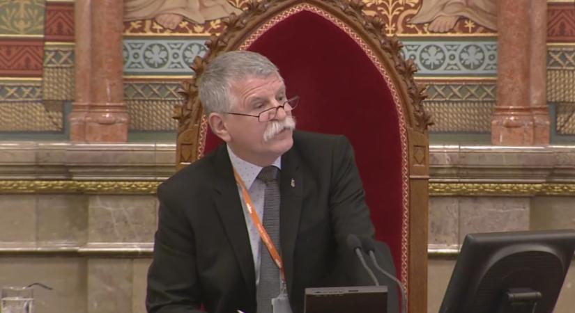 Kövér László kiabált és Xanaxot ajánlott egy DK-snak, Rétvári pedig gratulált, hogy szigorú arccal fotóztatja magát