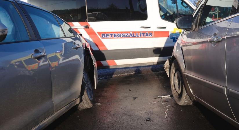 Drámai jelenetek: hármas karambol történt a 66-os főúton Mánfa térségében