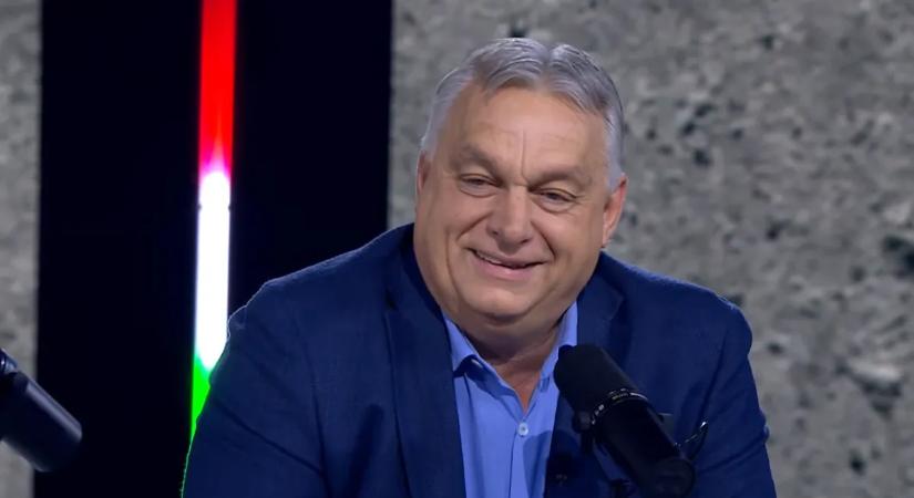 Orbán Viktor egy szirénázó autóból jelentkezett be Törökországban