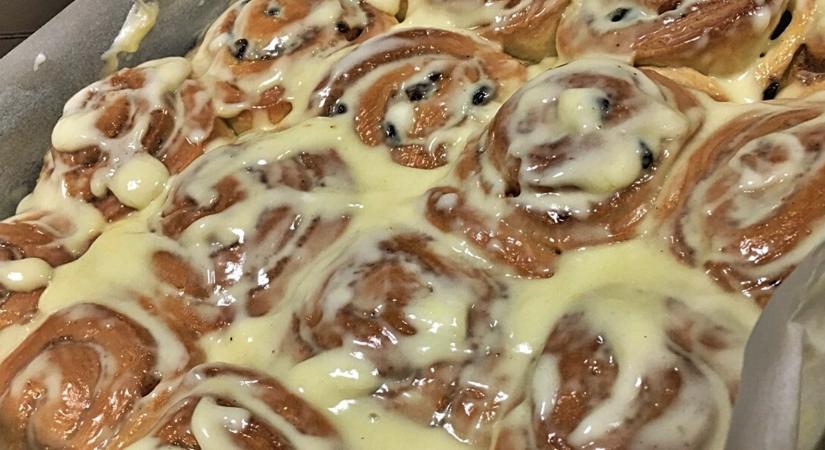 Karácsonyi krémes fahéjas csiga recept, omlós, napokig vaj puha marad