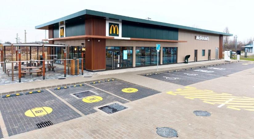 Hipermodern McDonald's épült az alföldi városba, nem aprózták el a település első éttermét