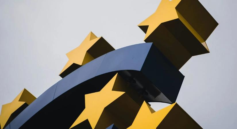 Nagy menetelésbe kezdhet a forint: ezt a szintet jósolják tavaszra