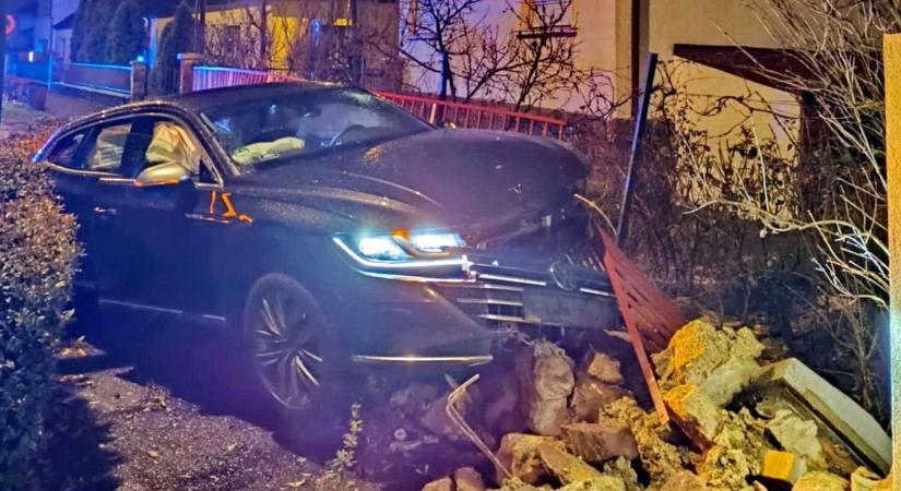 Drága és szép limuzin - volt, amíg le nem bontotta a családi ház kerítését, a sofőr ittas lehetett (fotó)