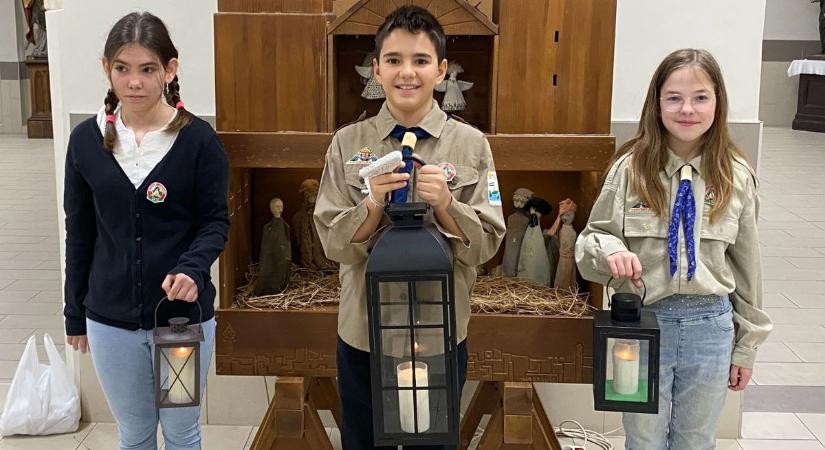 Megérkezett a betlehemi békeláng a soproni Orsolya-iskolába - fotók