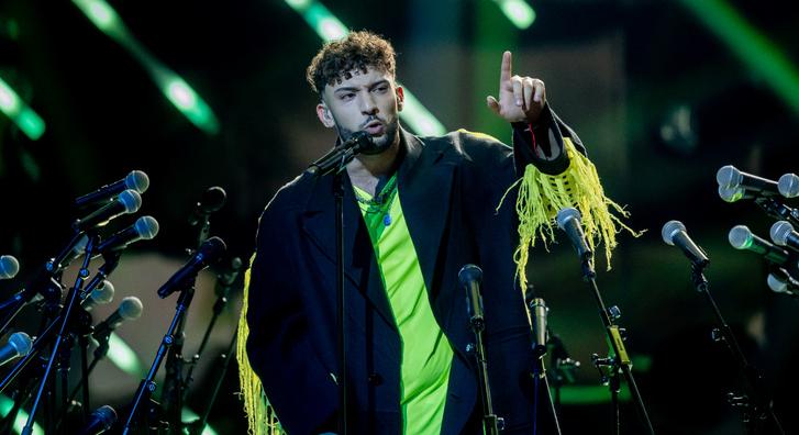 Belano az X-Faktor győzelme után sem hagy fel teljesen a raktáros munkájával, amire jó oka van