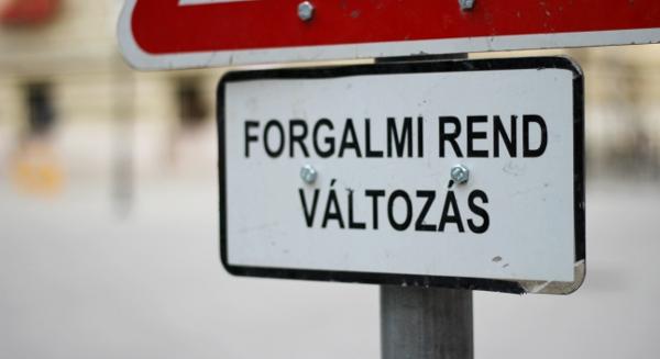 Megsüllyedt a burkolat, nem árt az óvatosság ezen a debreceni utcán