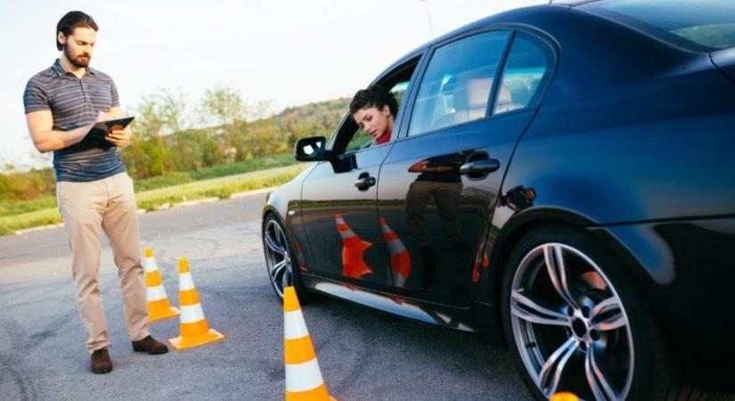 A jogosítványok díjai több tíz euróval emelkedhetnek. A vizsgák két különálló részből fognak állni