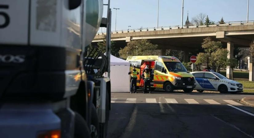 Betonmixer alá került egy gyalogos, nem élte túl a balesetet – képekkel, videóval