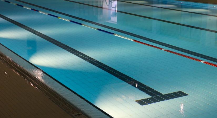 Újra kellet éleszteni egy 3 éves kisfiút egy kőbányai uszodában, a szülők feljelentést tettek