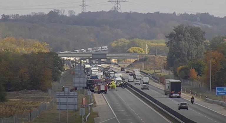Súlyos balesetet rögzített a kamera az M4-es autóúton, katasztrófaturizmus lehet az oka