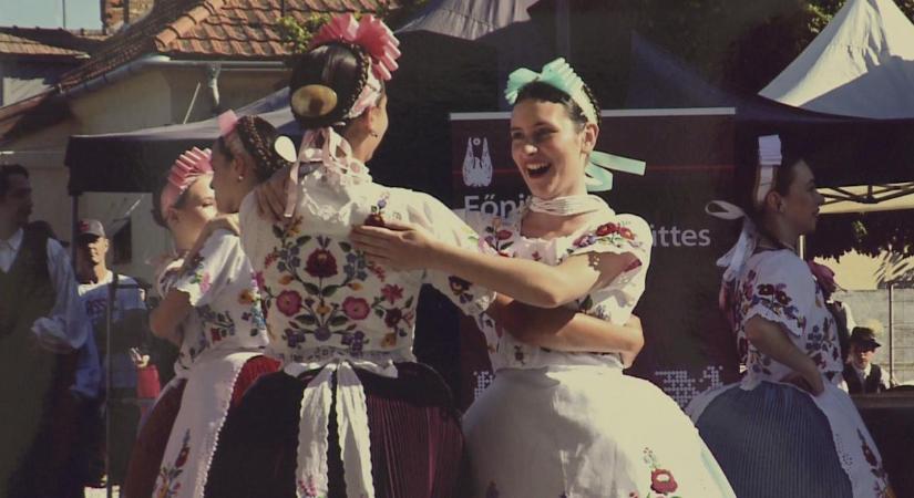 35 éves a Főnix Néptáncegyüttes: jubileumi gálaműsorral és kiállítással tisztelegnek a közönség előtt – fotókkal