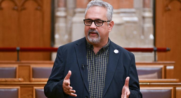 „Valaki adjon már Arató úrnak egy Xanaxot” – így kezdődött az őszi ülésszak utolsó három napja a parlamentben