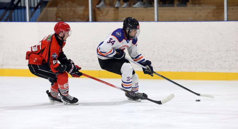 Több száz plüss repült a jégre: könnyfakasztó pillanatok a kaposvári hokimeccsen