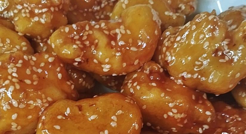 A karácsony legújabb sztárja: ragacsos-mézes, szezámmagos csirke, amit mindenki imádni fog