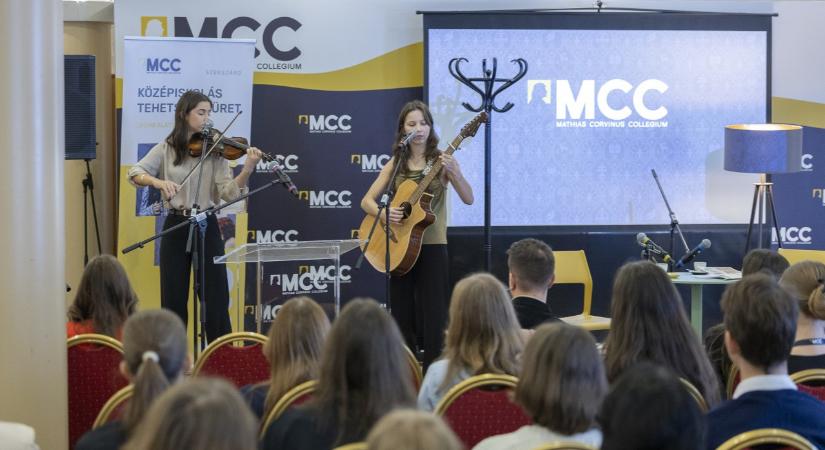 Párizsi út és ösztöndíj: indul az MCC ARS tehetségszüret