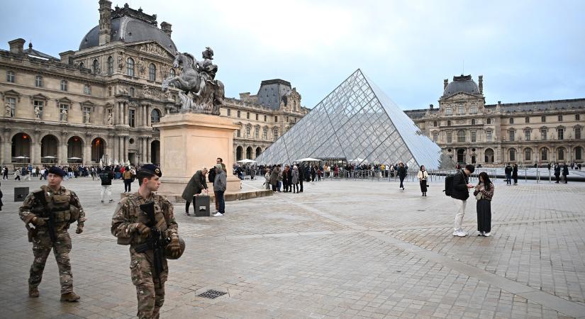 Sztrájkot hirdettek a párizsi Louvre dolgozói