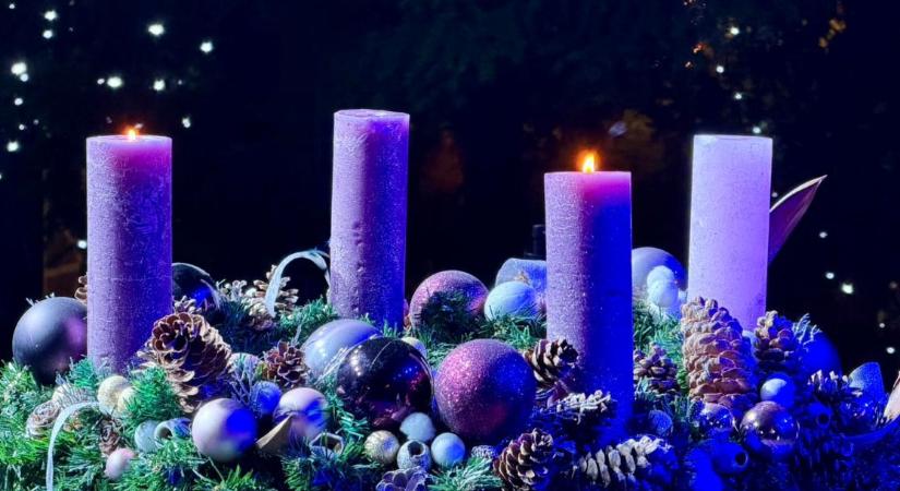 Fellobbant a második gyertya az adventi koszorún