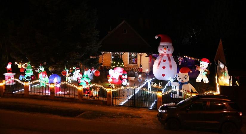 Nem adventi vásár, nem pláza: ez a magyar családi ház lett a környék karácsonyi látványossága – galériával, videóval
