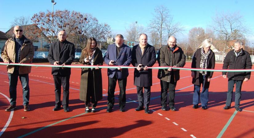Több mint 27 milliós beruházásból újult meg a Batthyány-iskola sportpályája – fotók