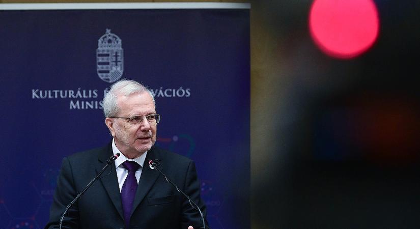 A HUN-REN főnőkei Sulyok Tamásnál is többet keresnek, a kutatók viszont csak ennek a töredékét