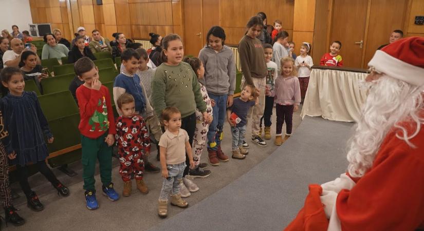 Gyermekek ajándékozott meg a roma önkormányzat