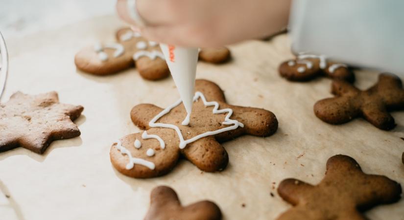 Mézeskalács máz egyszerűen: ezzel díszítsd a figurákat